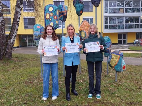 Karolin Karhola und Maja Czech überreichten als Vertreterinnen ihrer Klasse 8a des Friedrich-Wöhler-Gymnasium Singen den Spendenscheck an Barbara Martetschläger, Kaufmännische Direktorin des Hegau-Jugendwerk. Bild: T. Kranz